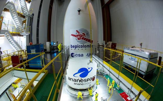 Operarios ultiman los preparativos para el despegue de la nave BepiColombo.