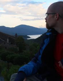 Imagen secundaria 2 - Arriba, Gonzalo Sanz subido en su furgoneta con el paisaje de Pedraza. Abajo, dos paisajes con gran belleza que ha encontrado en la ruta. 