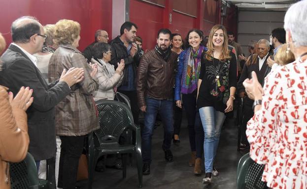 La ministra Reyes Maroto (centro), la alcaldesa de Miranda de Ebro, Reyes Maroto (derecha) y el secretario regional del PSOE, Luis Tudanca, reciben el aplauso del público.