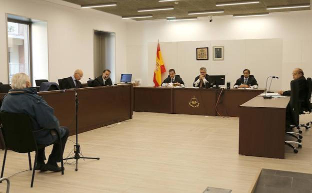 El acusado, sentado de espaldas, ayer en la sala de vistas de la Audiencia Provincial de Palencia. 