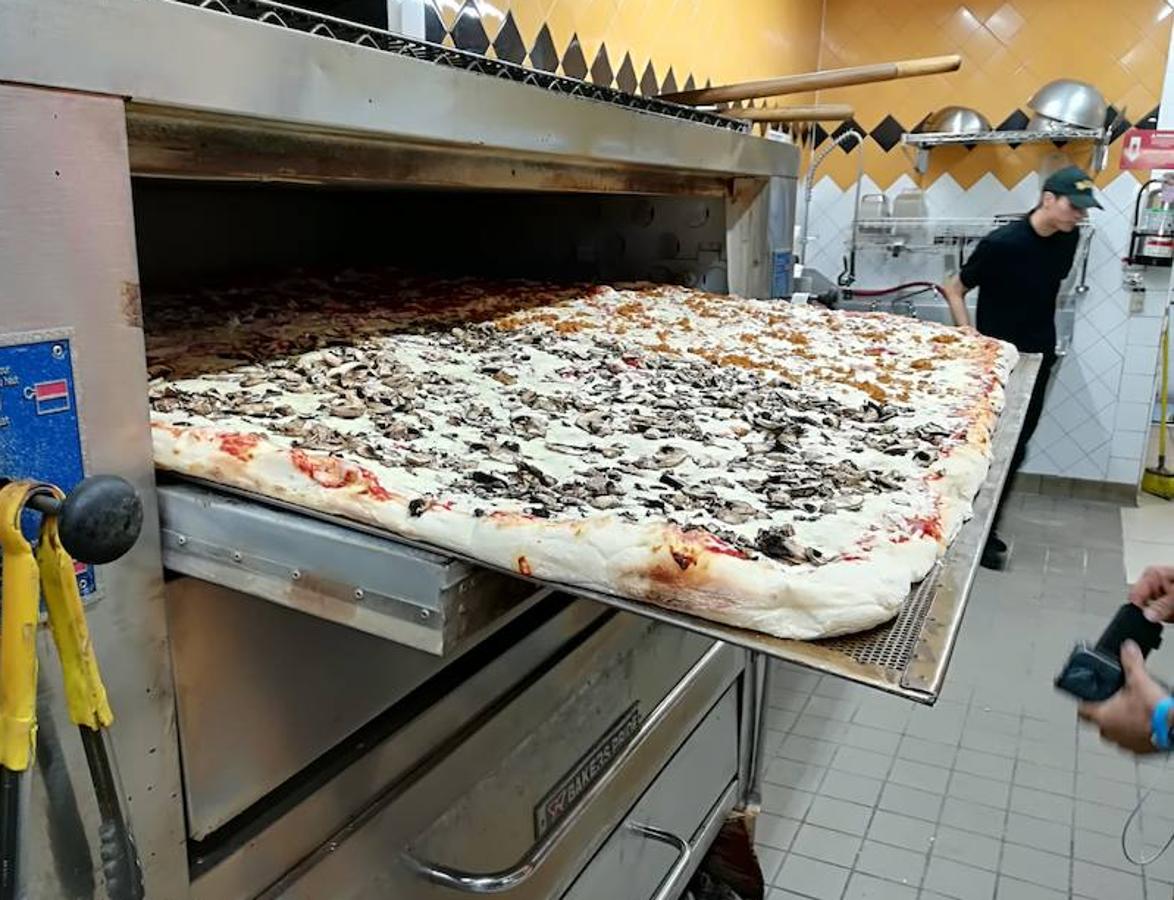 Esta pizza de 27 kilos, que comieron entre ocho personas, fue la penúltima de las pruebas.