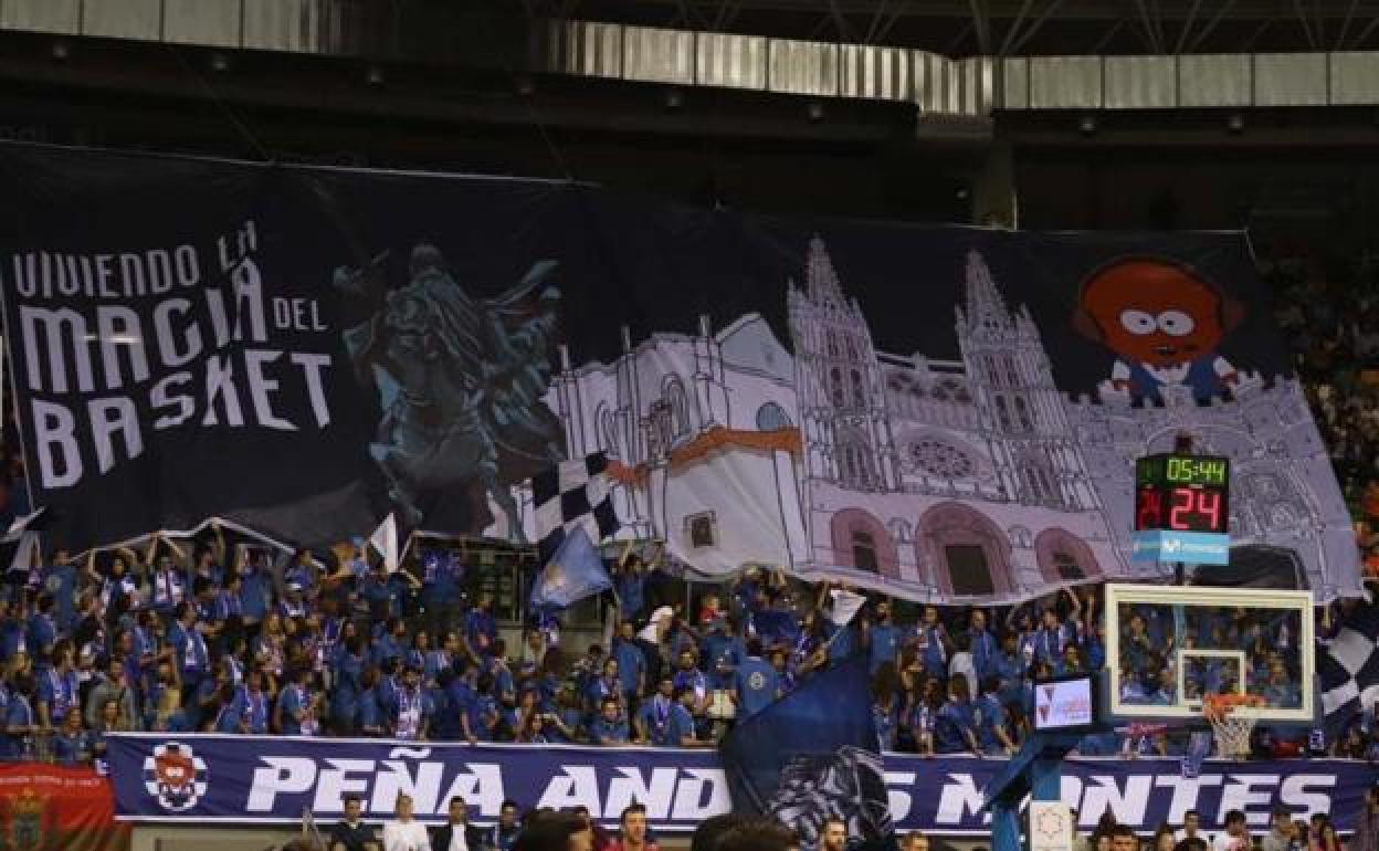 La Peña Andrés Montes animando durante uno de los partidos en el Coliseum