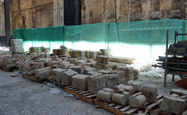 Las piedras están clasificadas y preparadas para el montaje