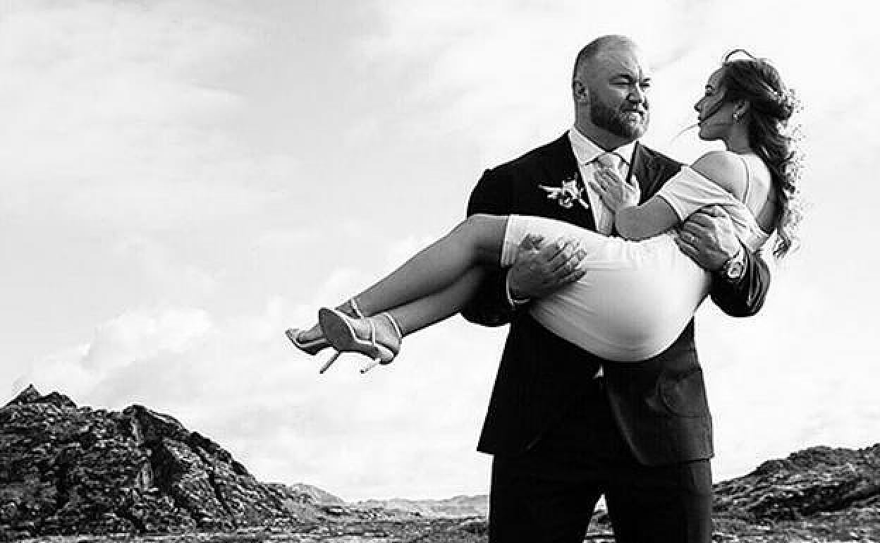 Thor Björnsson con Kelsey Henson, en brazos. 