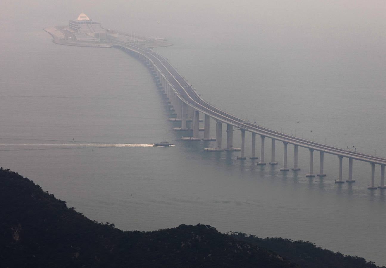 Conecta Hong Kong y las poblaciones chinas de Zhuhai y Macau | La obra ha costado 17.500 millones de euros y recorre 55 kilómetros