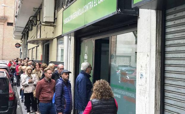 Colas para inscribirse en la Marcha contra el Cáncer de Valladolid. 