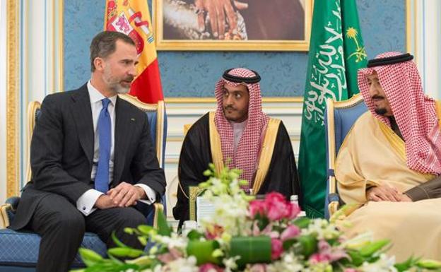 Felipe VI con el príncipe heredero y el rey saudí, Salman bin Abdulaziz, en el palacio Al-Yamamah.