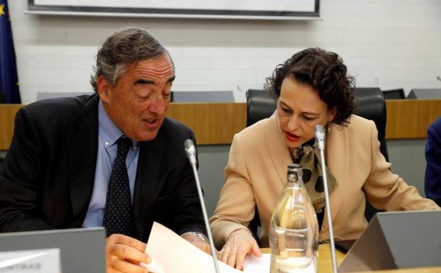 La ministra de Trabajo, Magdalena Valerio, junto al presidente de la CEOE, Juan Rosell.