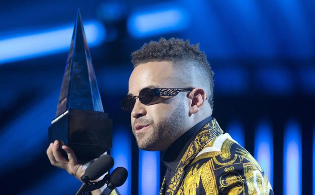 El cantante Nacho recoge su premio en los Latin AMAs.