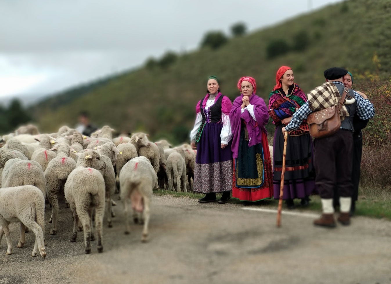 Las mujeres despiden a los pastores a la salida del pueblo, como se hacía en el pasado. 