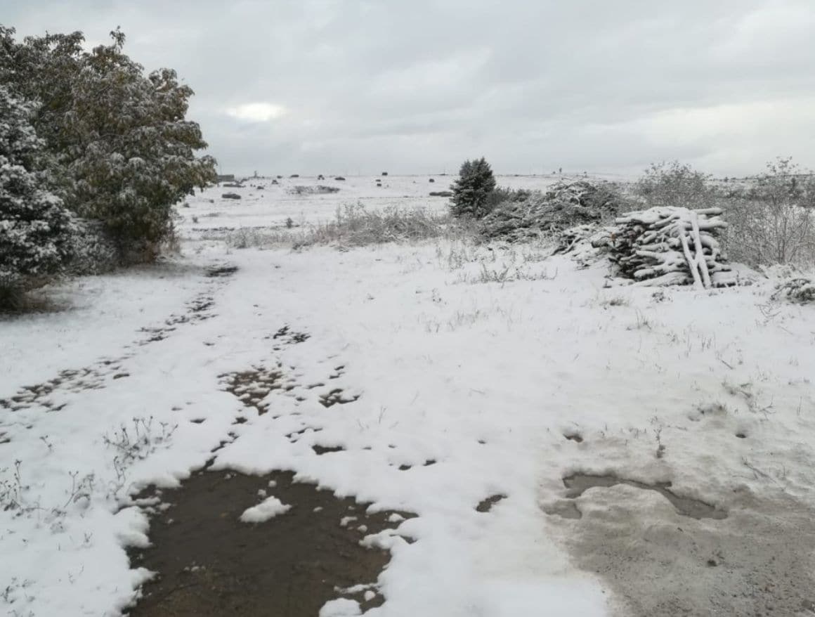 Varios puntos de la provincia han visto cómo caían los primeros copos de nieve del otoño.