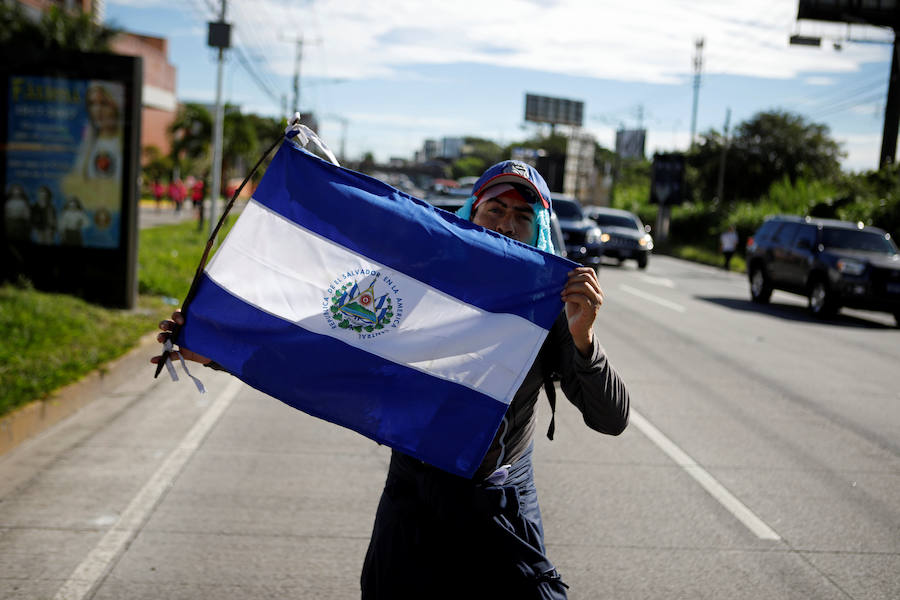Unos 300 migrantes salvadoreños han salido este domingo de su país hacia la frontera con Guatemala con el objetivo final de llegar a EE UU. Buscan emular la caravana de hondureños que salió el 13 de octubre de San Pedro Sula.