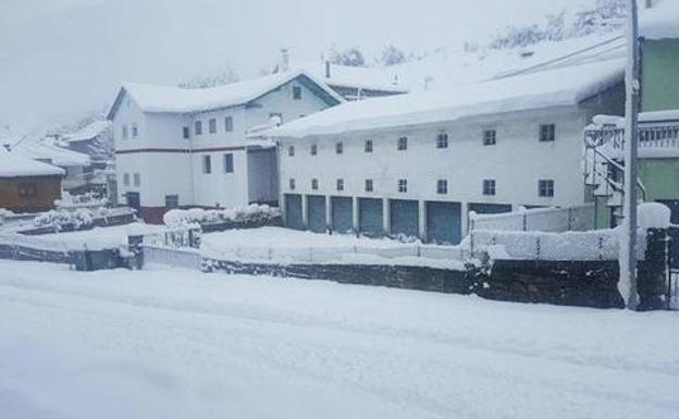 Cerredo (Asturias) acumula 60 centímetros de nieve.