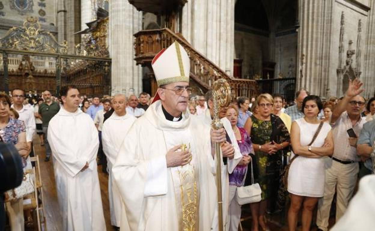 El obispo de Salamanca , en un acto en la catedral. 