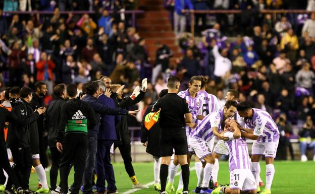 Daniele Verde celebra el gol. 