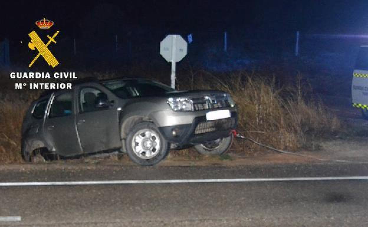 El vehículo quedó 'empanzado' en la cuneta. 