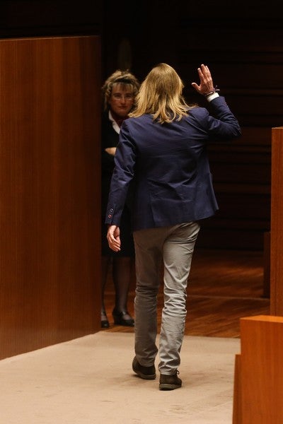 Fernández abandona el Hemiciclo. 