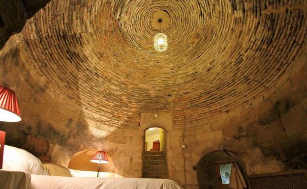 Una de las habitaciones del Castillo del Buen Amor, en Salamanca, reconvertido a hotel. 