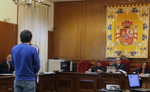 El acusado, de espaldas, durante el juicio en la Audiencia. 