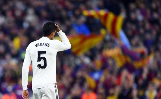 Raphaël Varane, el pasado domingo en el Camp Nou. 