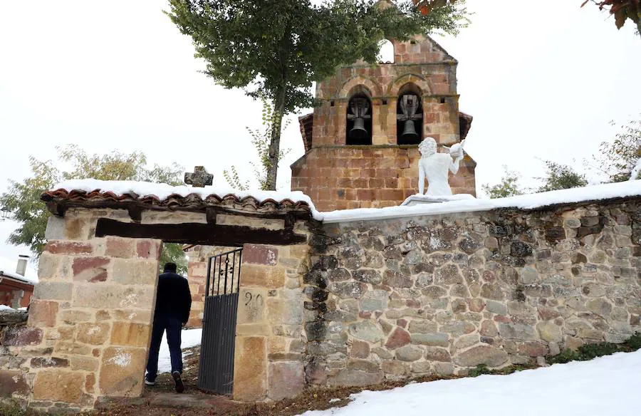 Escultura de una mujer con una paloma en el cementerio de la localidad palentina de Gramedo.