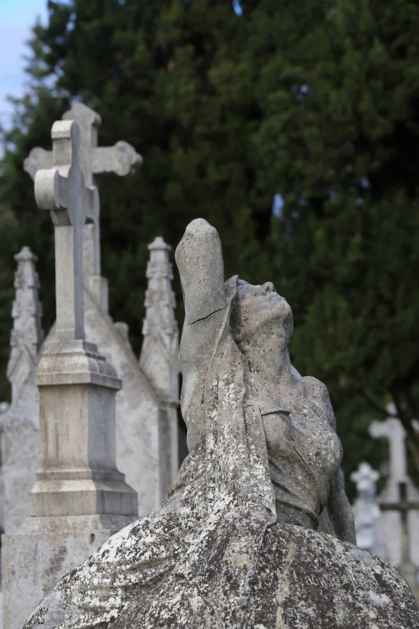 Panteón con una escultura femenina denominada 'Patética mujer', del escultor José Martínez Oteíza en el cementerio del Carmen de Valladolid.