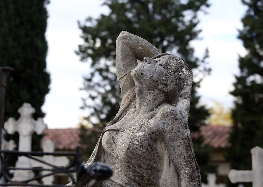 Panteón con una escultura femenina denominada 'Patética mujer', del escultor José Martínez Oteíza en el cementerio del Carmen de Valladolid.