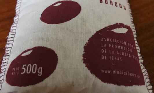 El nombre de la marca aparece en todos los sacos de la Asociación para la Promoción de la Alubia Roja de Ibeas