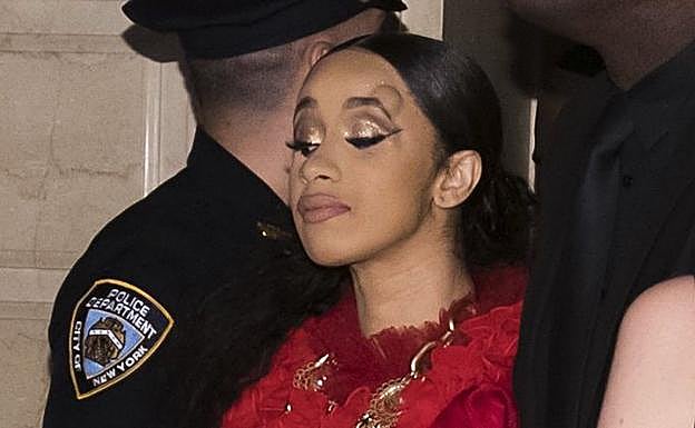 Cardi B con un golpe en la cara tras su pelea con Nicki Minaj.