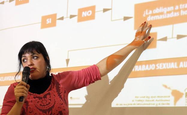 Amelia Tiganus, durante su charla en el Patio Herreriano. 