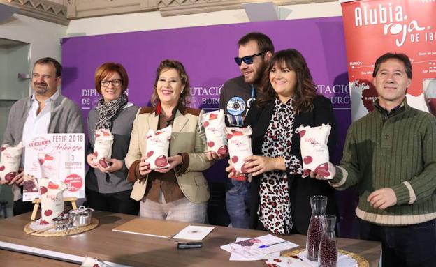 Los conocidos sacos blancos y rojos han sido los protagonistas de la presentación de la Feria de la Alubia Roja de Ibeas.