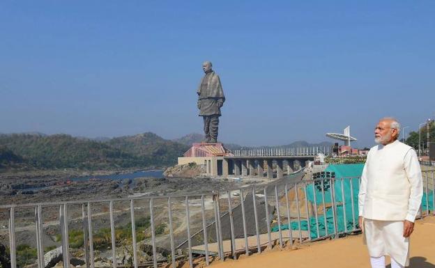 El primer ministro indio, Narendra Modi, posa cerca de la Estatua de la Unidad, en Gujarat (India)