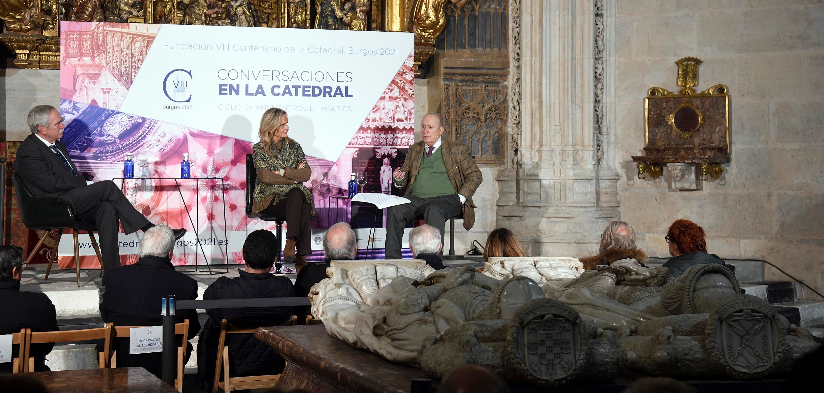 De izquierda a derecha, Pérez Henares, San Sebastián y García de Cortázar en la Capilla de los Condestables. 