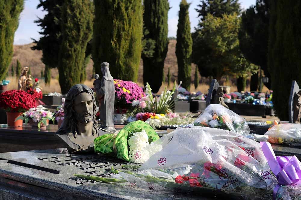 El Día de Todos los Santos, el Cementerio de San José ha estado lleno de burgaleses, que han ido a visitar a sus difuntos y a llevarles flores de recuerdo