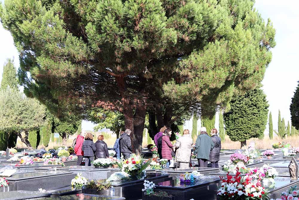 El Día de Todos los Santos, el Cementerio de San José ha estado lleno de burgaleses, que han ido a visitar a sus difuntos y a llevarles flores de recuerdo