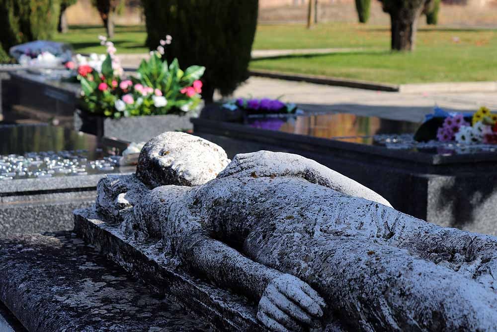 El Día de Todos los Santos, el Cementerio de San José ha estado lleno de burgaleses, que han ido a visitar a sus difuntos y a llevarles flores de recuerdo