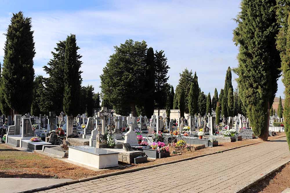 El Día de Todos los Santos, el Cementerio de San José ha estado lleno de burgaleses, que han ido a visitar a sus difuntos y a llevarles flores de recuerdo