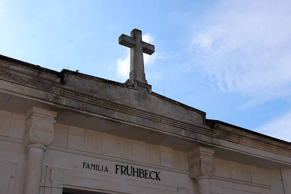 El Día de Todos los Santos, el Cementerio de San José ha estado lleno de burgaleses, que han ido a visitar a sus difuntos y a llevarles flores de recuerdo
