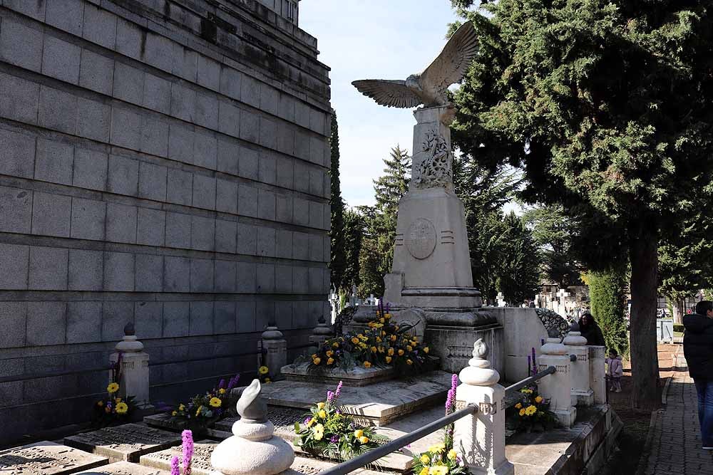 El Día de Todos los Santos, el Cementerio de San José ha estado lleno de burgaleses, que han ido a visitar a sus difuntos y a llevarles flores de recuerdo