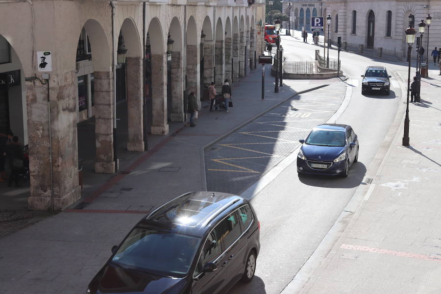 Fotos: Los coche vuelven a la calle Santander en domingos y festivos