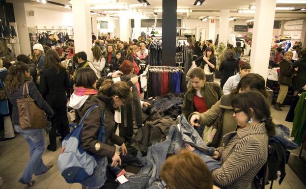 Consumidores hacen compras en una campaña de rebajas.