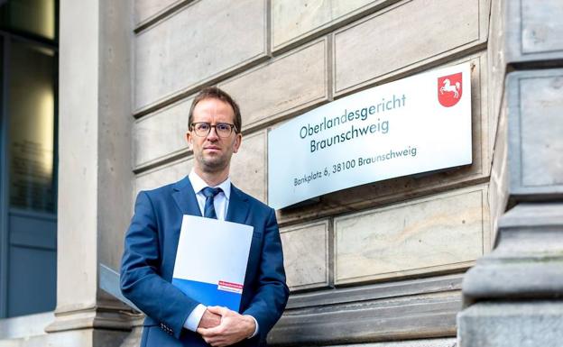 El presidente de la Federación Alemana de Organizaciones de Consumidores (VZBV), Klans Müller, posa en el Tribunal regional de Braunschweig, Alemania. 