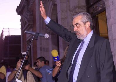 Imagen secundaria 1 - Arriba, en el balcón del Ayuntamiento durante las primeras fiestas que pasó como alcalde. Abajo a la derecha pronunciado el pregón de fiestas en 2001 y a la derecha en el sillón del pleno del Ayuntamiento.