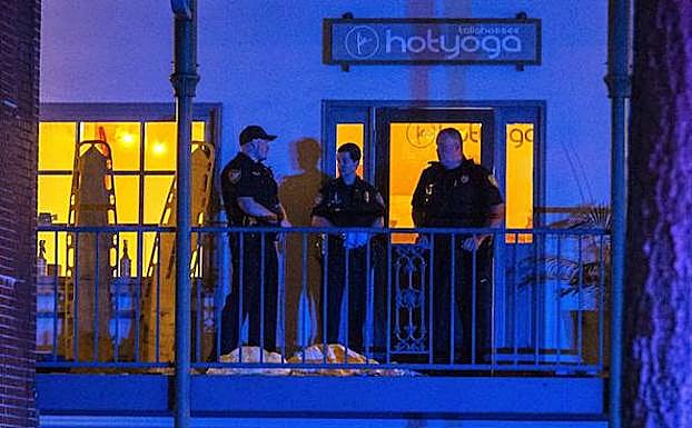 Agentes de policía custodian la escena del crimen en Tallahassee.