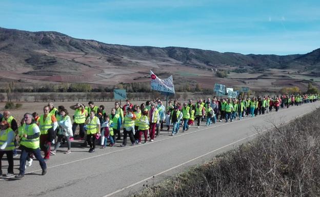 Imagen principal - Cientos de vecinos marchan de Fresneda a Pradoluengo en defensa de una sanidad rural de calidad