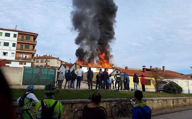 Un incendio calcina una vivienda vacía en Navaleno (Soria). 