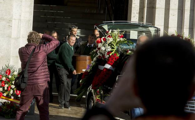 Galería. Traslado del cuerpo de Tomás Rodríguez Bolaños de la capilla ardiente del Ayuntamiento de Valladolid al tanatorio.