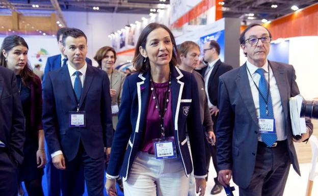 La Ministra de Industria, Comercio y Turismo, Reyes Maroto, durante su visita a los estand de España en la feria World Travel Market 2018 de Londres. 