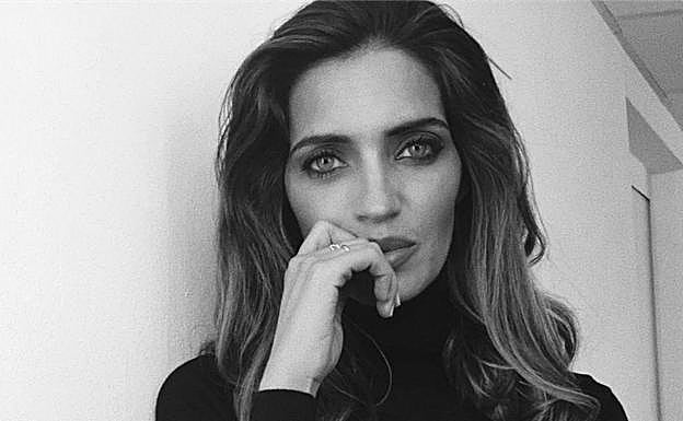 Sara Carbonero con su jersey de cuello vuelto. 