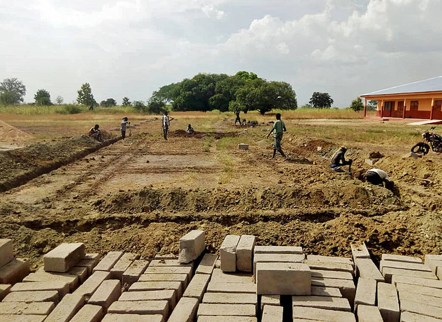 Los trabajos de construcción de la nueva escuela en Luisa (Ghana) ya han comenzado. 